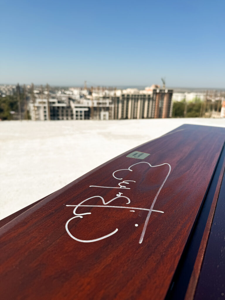 Вперше в історії Івано-Франківська: піаніно з автографом Святослава Вакарчука на 14-му поверсі